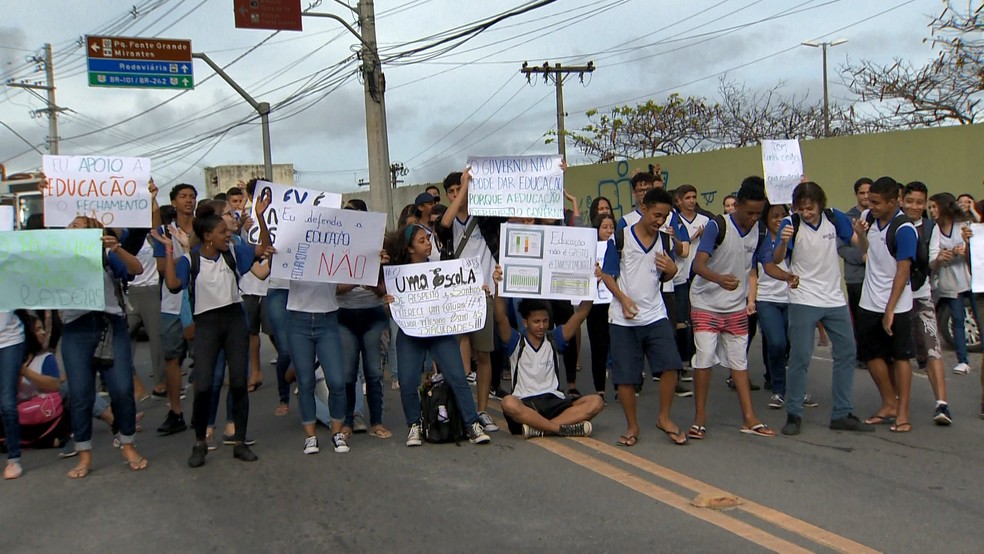 Alunos do Colégio São Vicente fazem protesto por demissões de professores -  Jornal O Globo