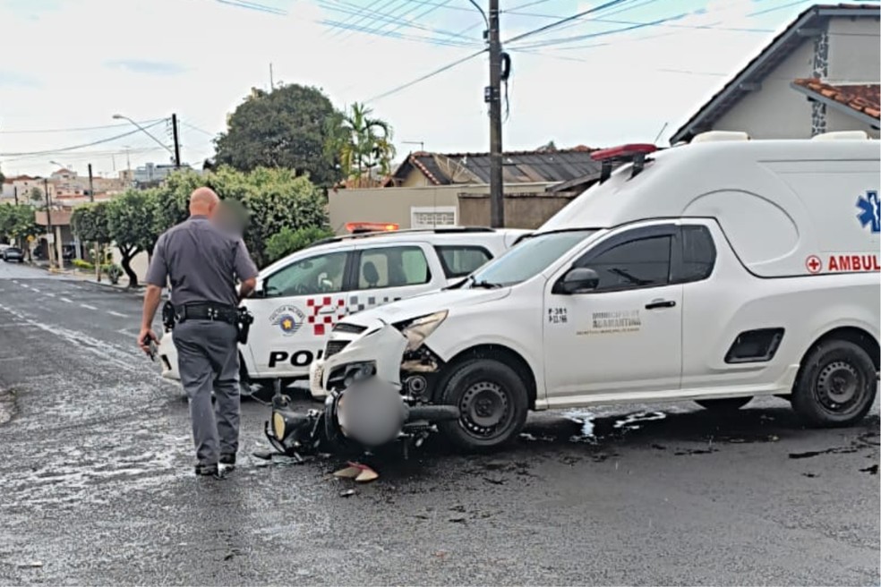 Motociclista fica ferido após colisão envolvendo ambulância em Dracena (SP) — Foto: Reprodução/Hora da Notícia