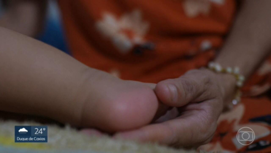 Família denuncia que médica sumiu e marido que foi filmar o parto ficou sozinho para ajudar grávida a ter bebê - Programa: RJ2 