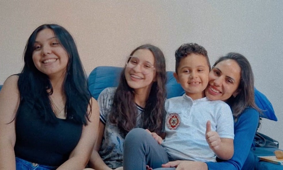 Luciana ao lado dos filhos, em casa, aps o resgate. — Foto: Arquivo Pessoal/Reproduo