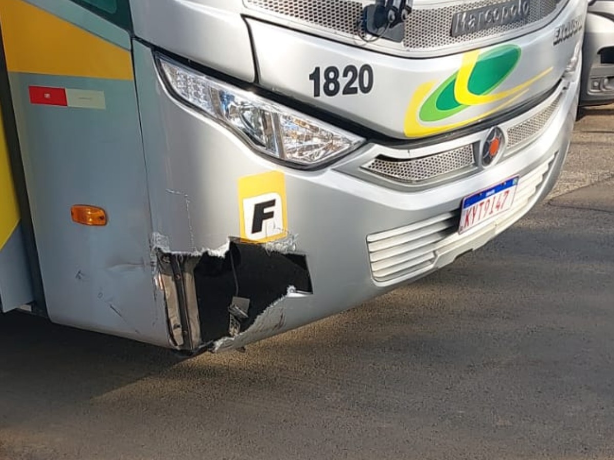 Ônibus que transportava 32 alunos até escola colide com caminhão em Campinas 