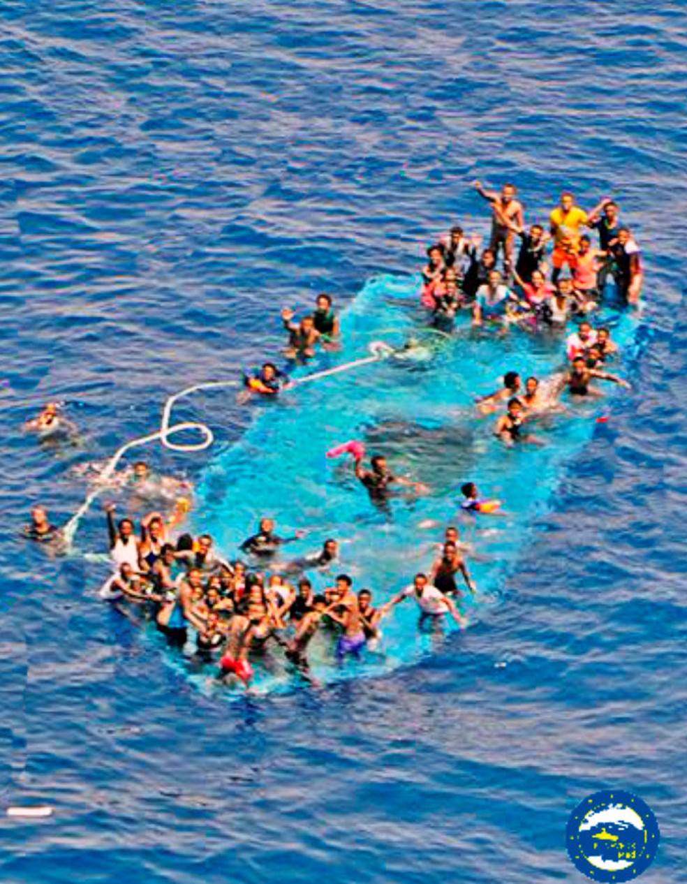 Imagem mostra naufrágio que aconteceu na costa da Líbia em 26 de maio de 2016 — Foto: EUNAVFOR MED/Reuters