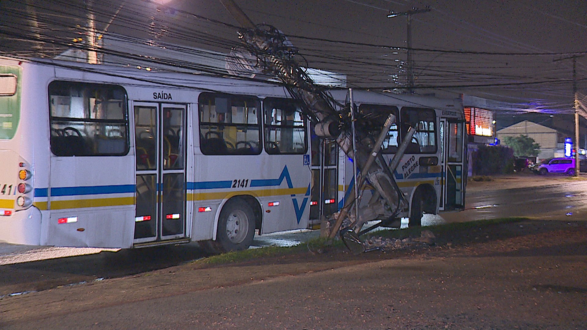 Acidente de ônibus na Zona Sul de Porto Alegre derruba poste sobre o veículo; loja pega fogo por curto-circuito na rede elétrica