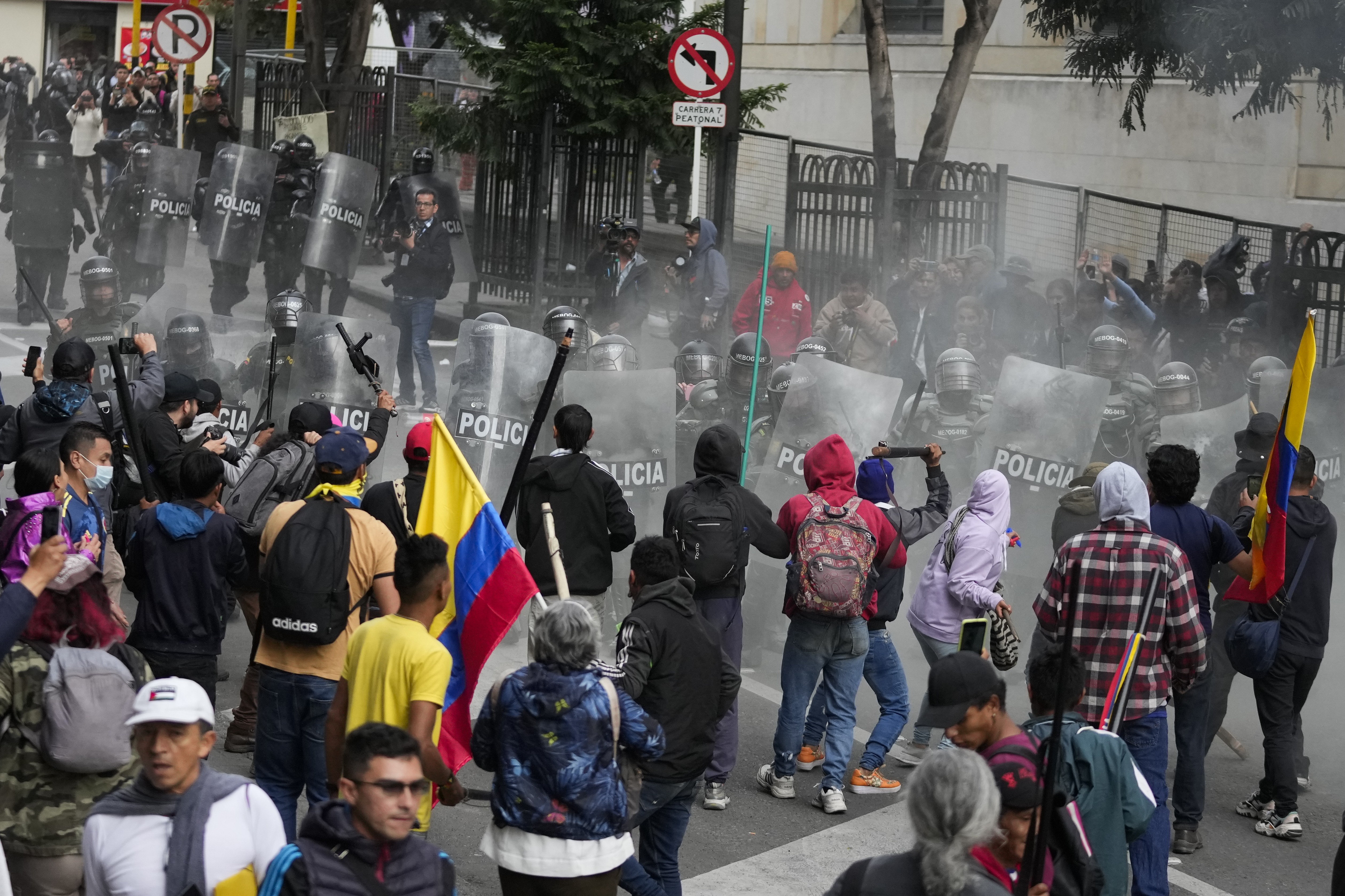 Suprema Corte da Colômbia é cercada por manifestantes durante escolha de novo procurador, e juízes saem escoltados