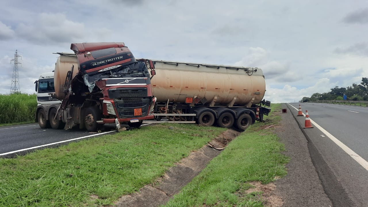 Trânsito é interditado na BR-050 entre Uberlândia e Uberaba para ...