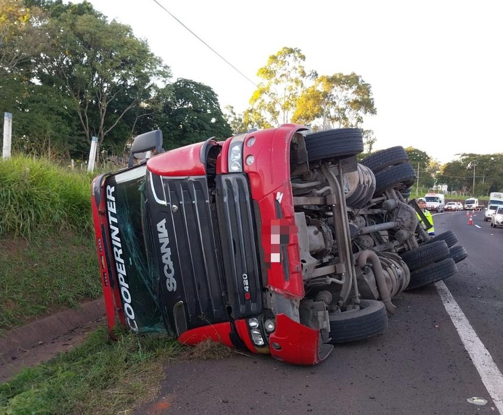 Caminhão tombou na Rodovia Raposo Tavares, em Regente Feijó (SP) — Foto: Polícia Rodoviária