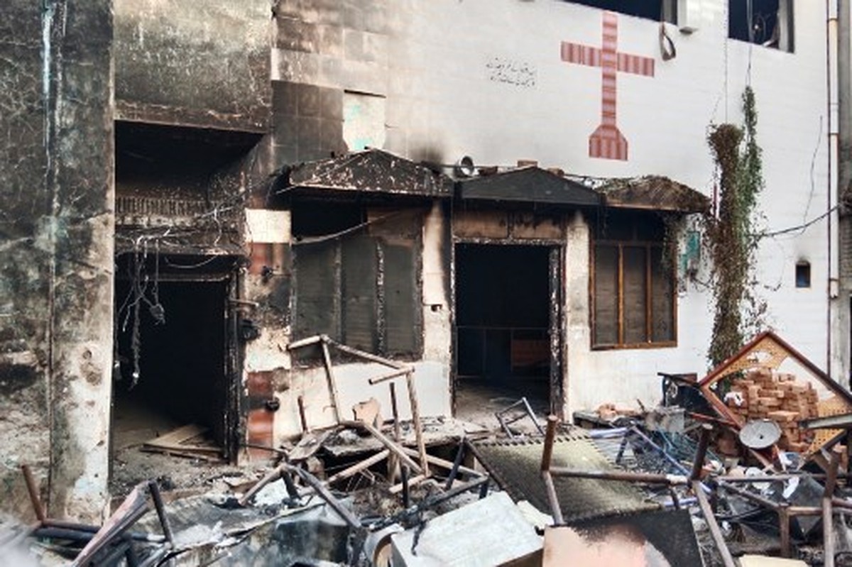 Por que muçulmanos estão queimando igrejas em uma cidade no Paquistão