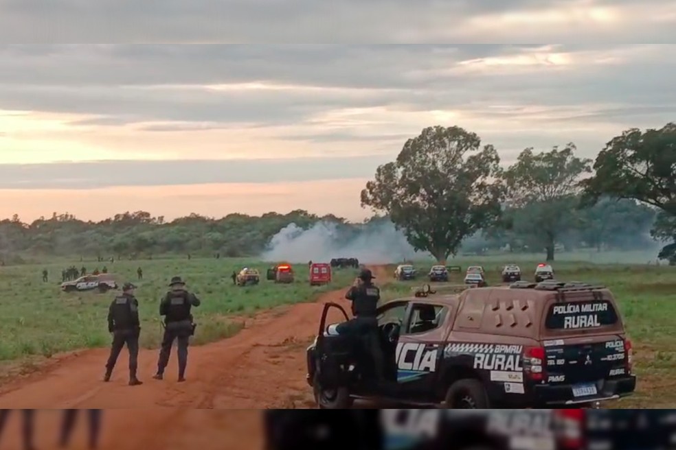 Policiais em área da fazenda Limoeiro, em Amambai. — Foto: Cimi/Reprodução
