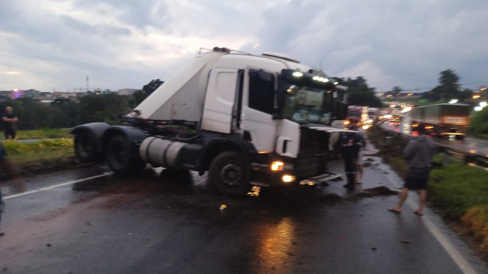 Caminhão-tanque bate em bitrem após aquaplanar durante ultrapassagem na BR-376, no Paraná