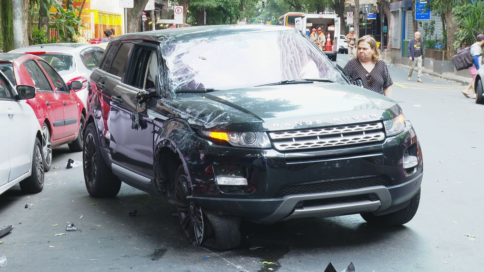 Motorista vai responder por embriaguez ao volante após capotar e bater em várias motos e carros em Copacabana