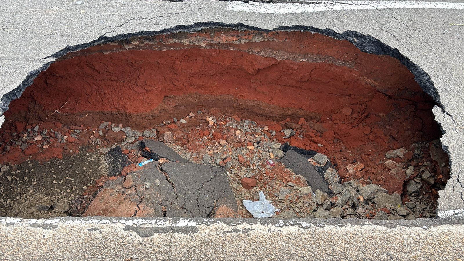 Cratera 'engole' faixa e ponto da Avenida Piracicamirim é interditado; veja imagens 