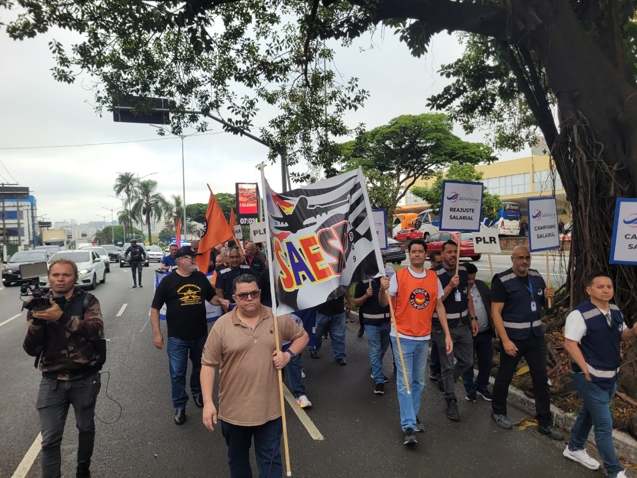 Aeroviários fazem protesto em frente ao Aeroporto de Congonhas, em SP