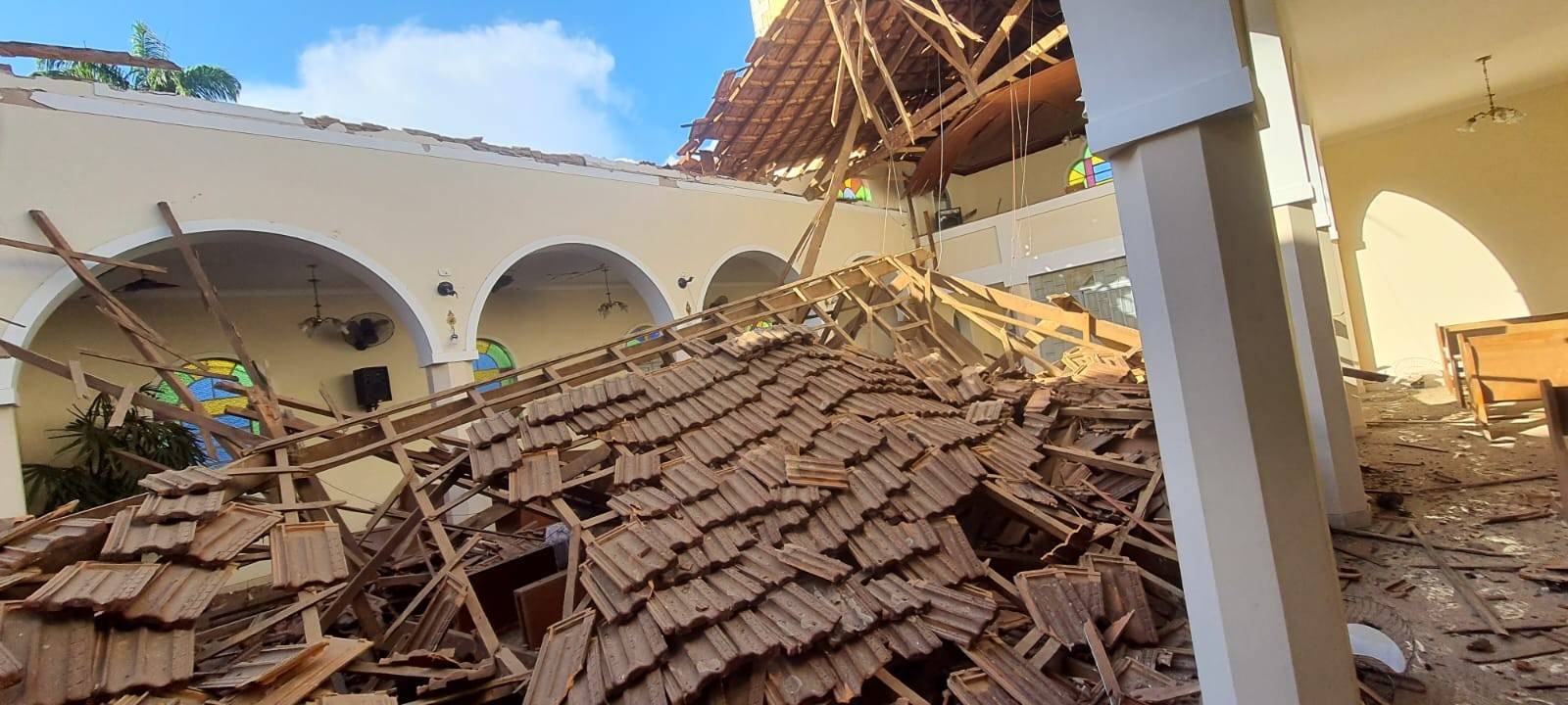 Teto de igreja desaba pouco antes de missa começar em Casa Branca; imagem de Santa Rita fica intacta