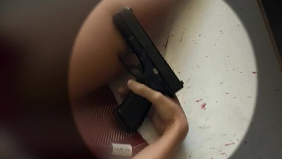 Socorrista diz que desconfiou da forma em que arma estava encaixada na mão de PM encontrada baleada — Foto: Reprodução/TV Globo