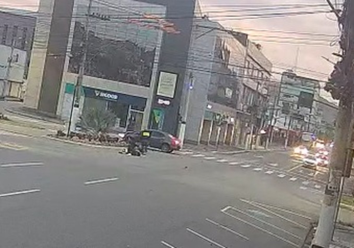 VÍDEO: Acidente entre moto e carro deixa jovem ferido em Volta Redonda