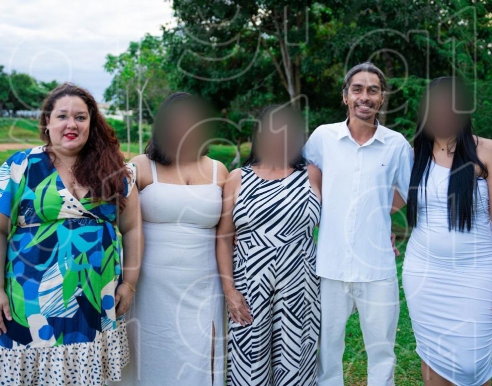 Ramon Arruda e Camila (esq.) com a mãe e as irmãs em abril deste ano durante ensaio fotográfico — Foto: Reprodução