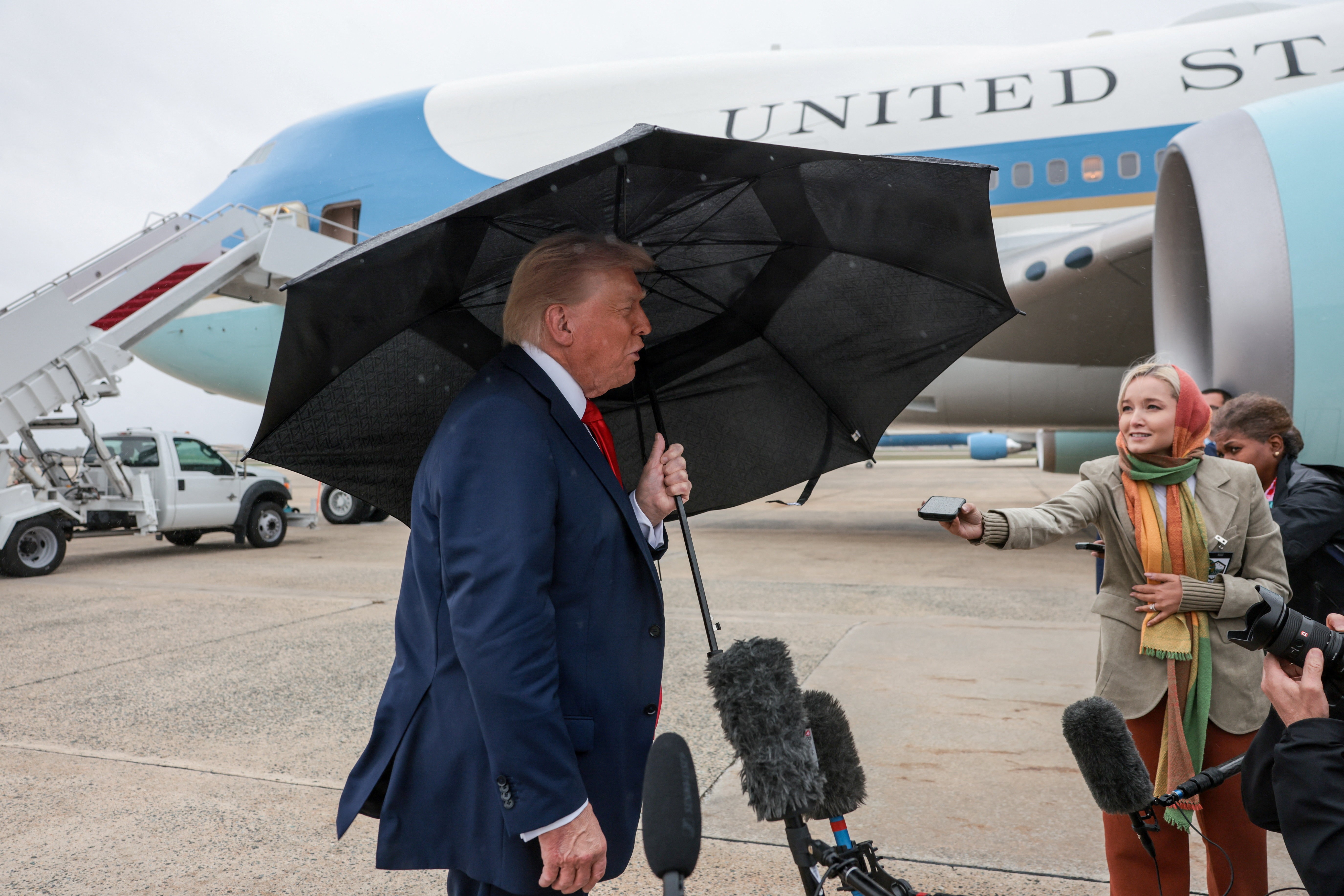Em meio à ameaça de tarifas de 100% para China, Trump diz que Xi Jinping é duro, inteligente e um bom líder