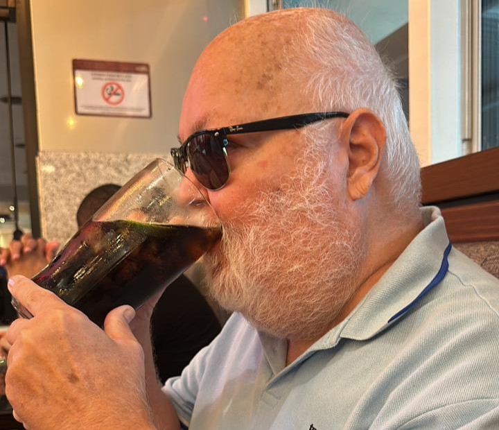 Após internação e diagnóstico de diabetes, idoso que só bebe refrigerante segue sem tomar água: 'Tenho estoque de Coca-Cola'