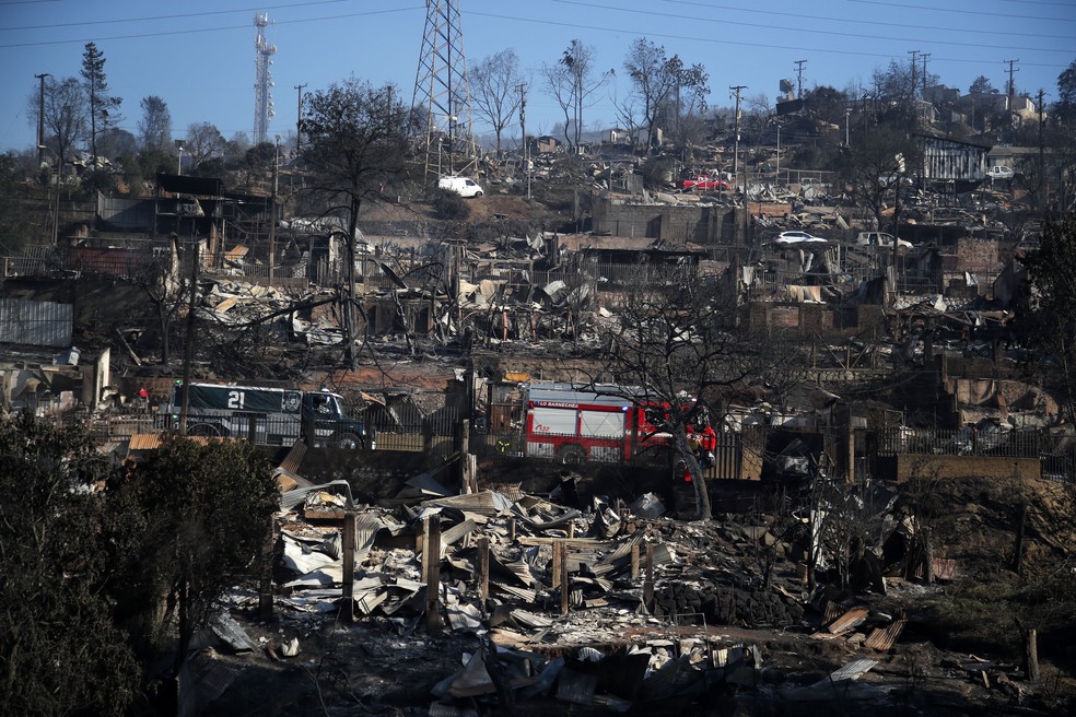 As áreas afetadas pelos incêndios são densamente povoadas. Isso também explica a extensão da destruição — Foto: AFP