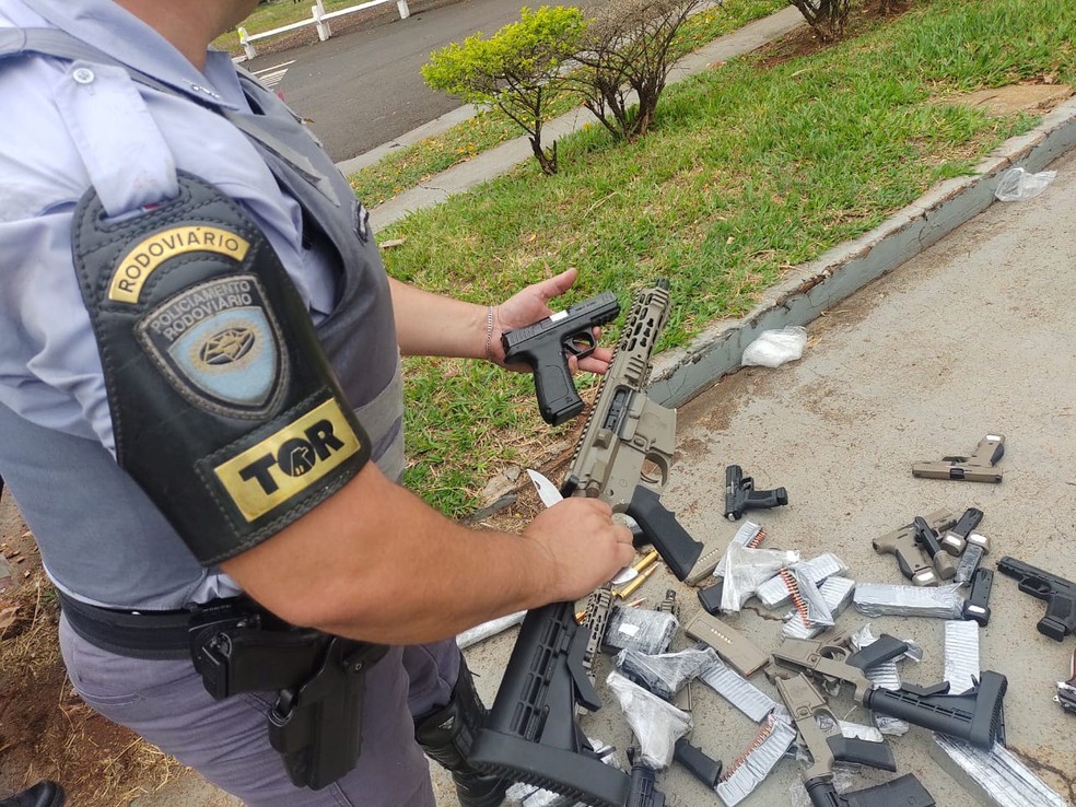 Armas foram apreendidas com casal em carro com placas do Paraguai em Florínea — Foto: Polícia Rodoviária / Divulgação
