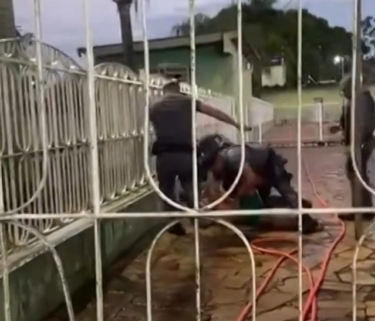 VÍDEO: jovem rendido é agredido por policiais militares com cassetete e chutes no interior de SP