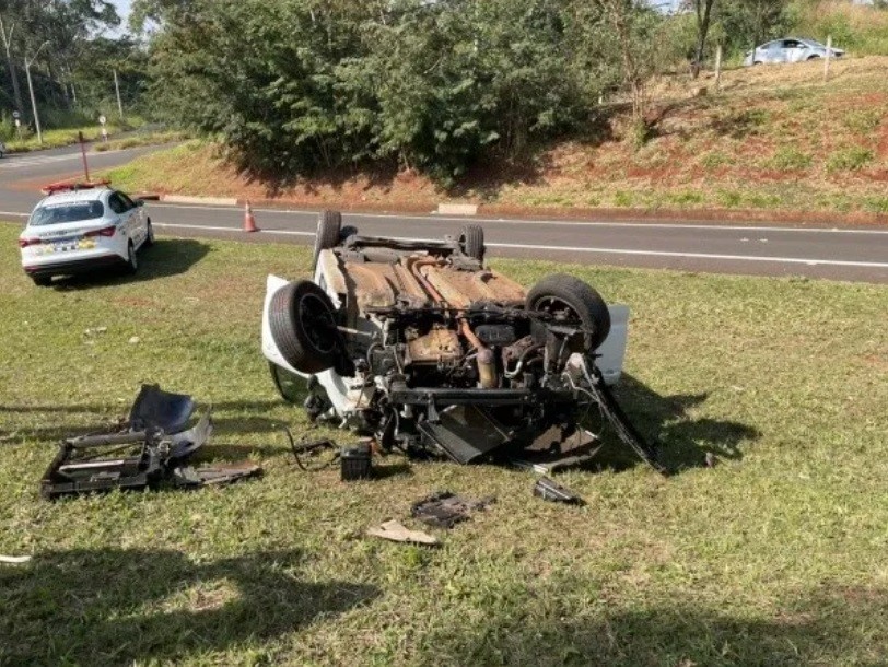 Homem fica preso às ferragens depois de carro capotar na SP-255 em ...