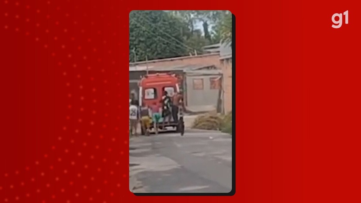 Ambulância Samu é empurrada após pane enquanto transportava paciente em Manaus: VÍDEO