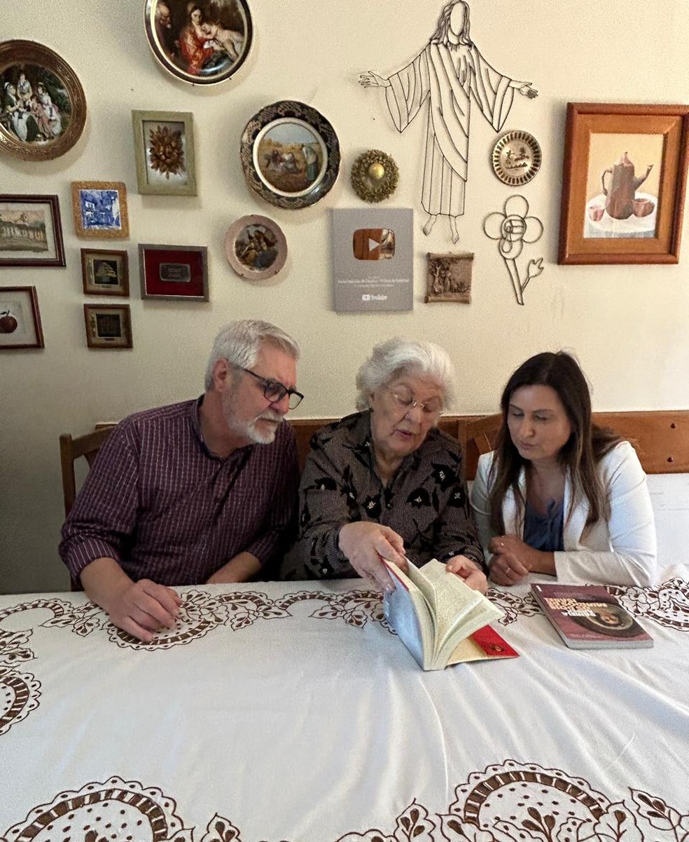 Isabel com o filho Iriê Salomão e a jornalista Daniela Arbex, ambos escreveram livros sobre a vida da médium — Foto: Luiza Sudré/g1