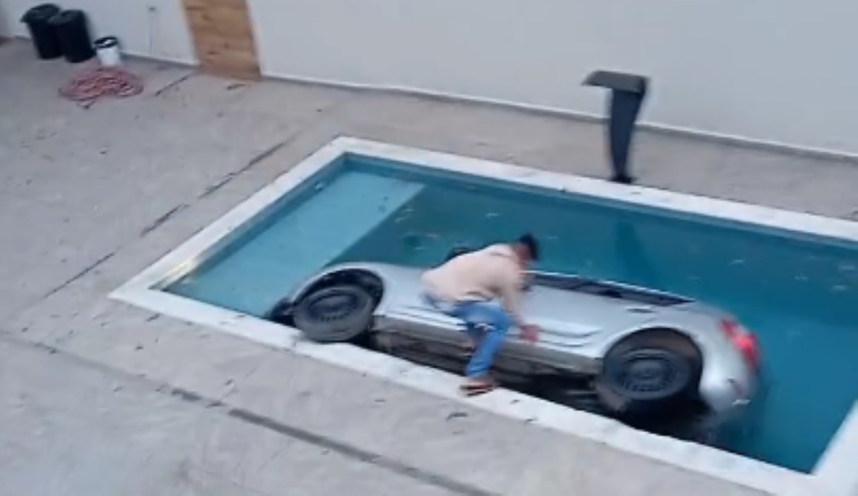 Motorista perde o controle e carro cai dentro de piscina em Itaquaquecetuba