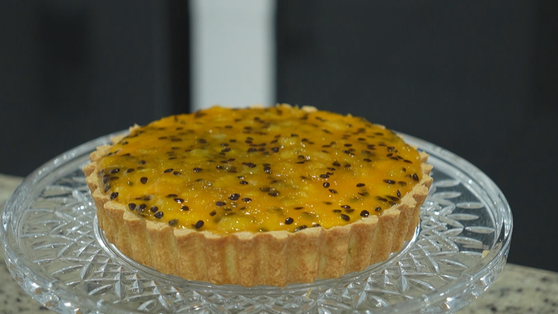 Receita de torta de frutas amarelas tem massa crocante e recheio cremoso; aprenda