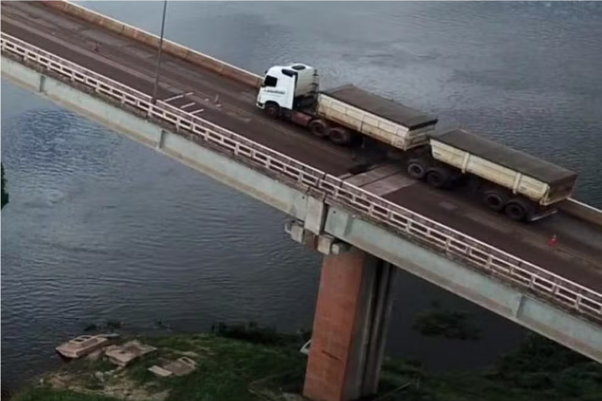 Barcaças batem em proteção de ponte e polícia investiga se comboio excedeu limite em MS