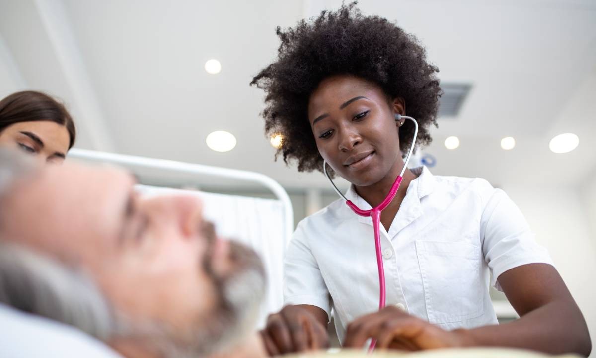 Instituição oferece bolsas de estudo para curso de técnico de enfermagem em Salvador