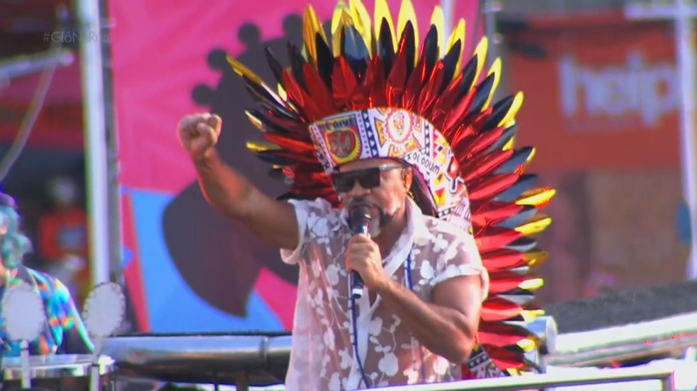 Carlinhos Brown no encontro de trios que marca a abertura oficial do carnaval de Salvador &mdash; Foto: Reprodu&ccedil;&atilde;o/Globoplay