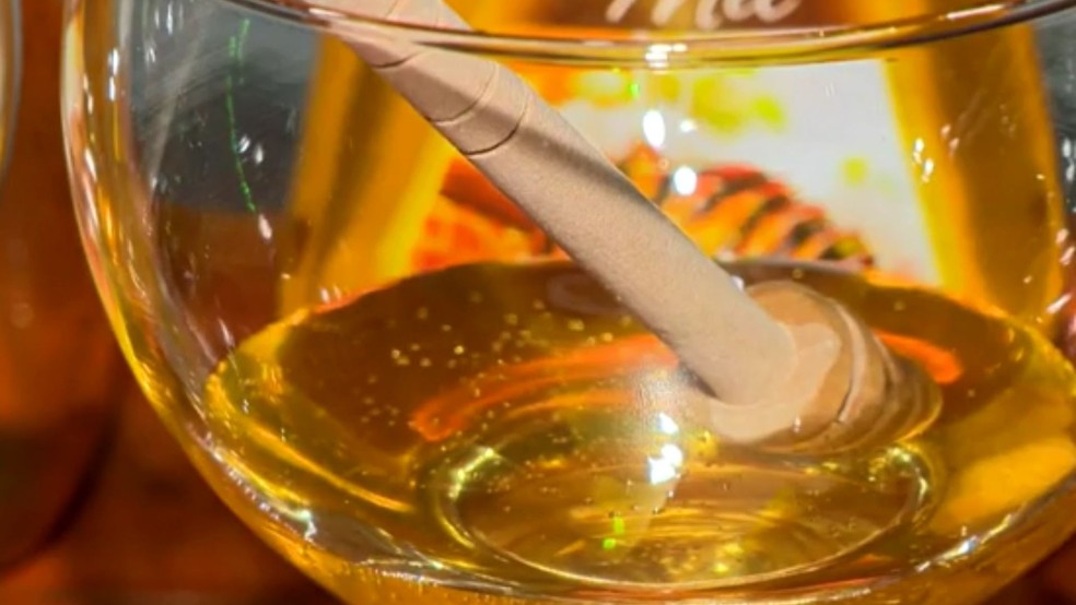 No Espírito Santo, é possível encontrar desde méis escuros e densos até os mais claros e líquidos — Foto: Reprodução/TV Gazeta