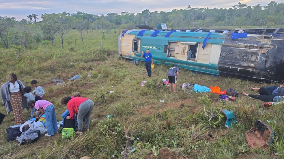 Ônibus com 31 passageiros sai da pista e tomba na BR-156, no Amapá | Amapá | G1