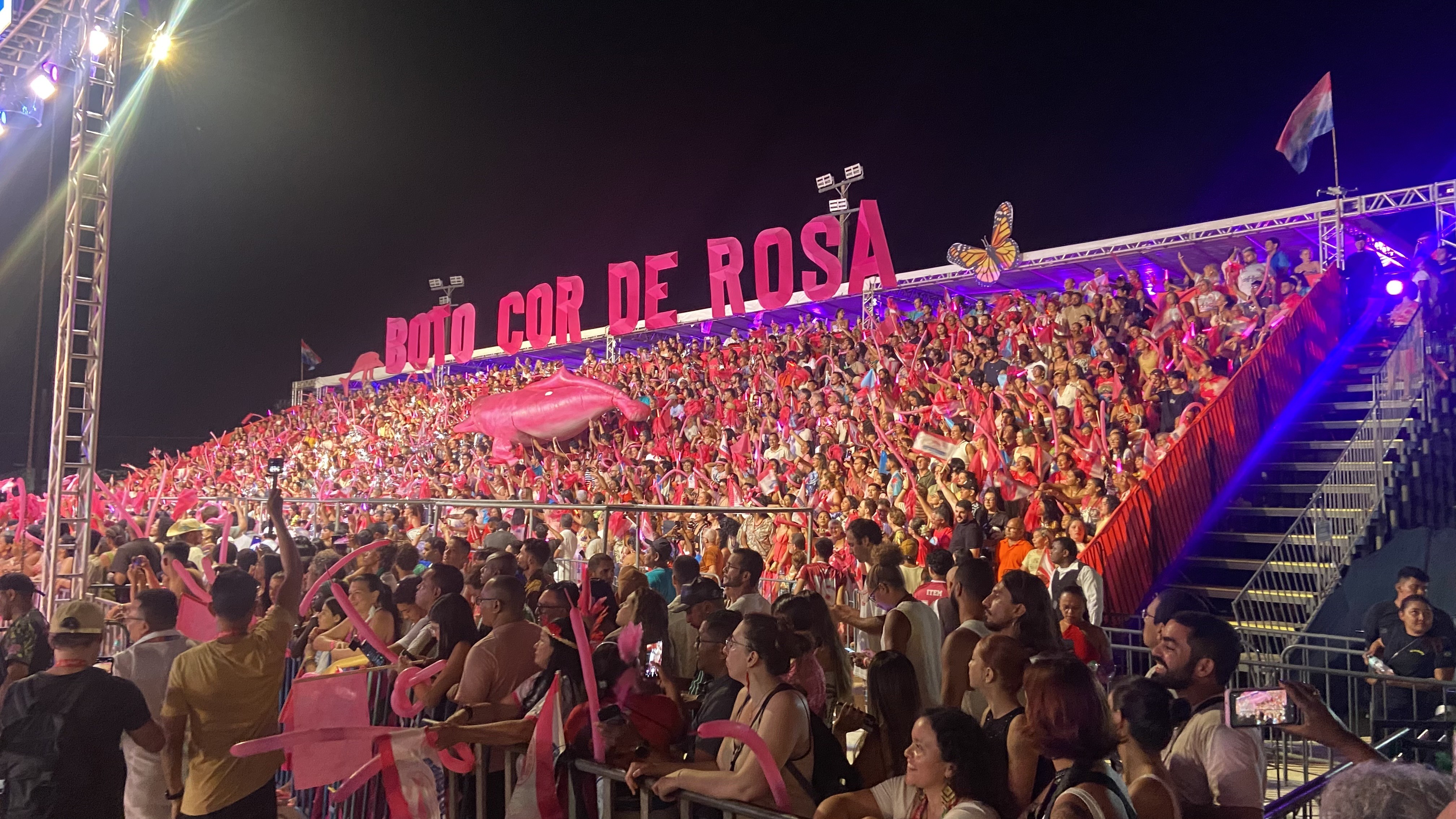 Boto Cor-de-Rosa abre apresentações do Sairé 2026 com espetáculo sobre cultura tapajônica