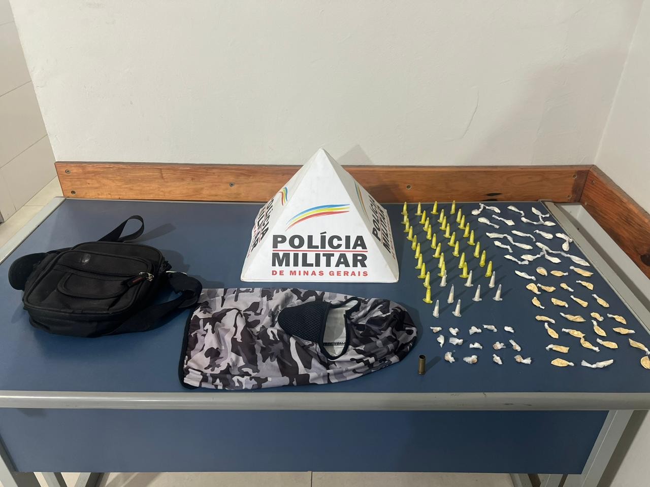 Perseguição policial termina com apreensão de drogas e de carro furtado em Montes Claros