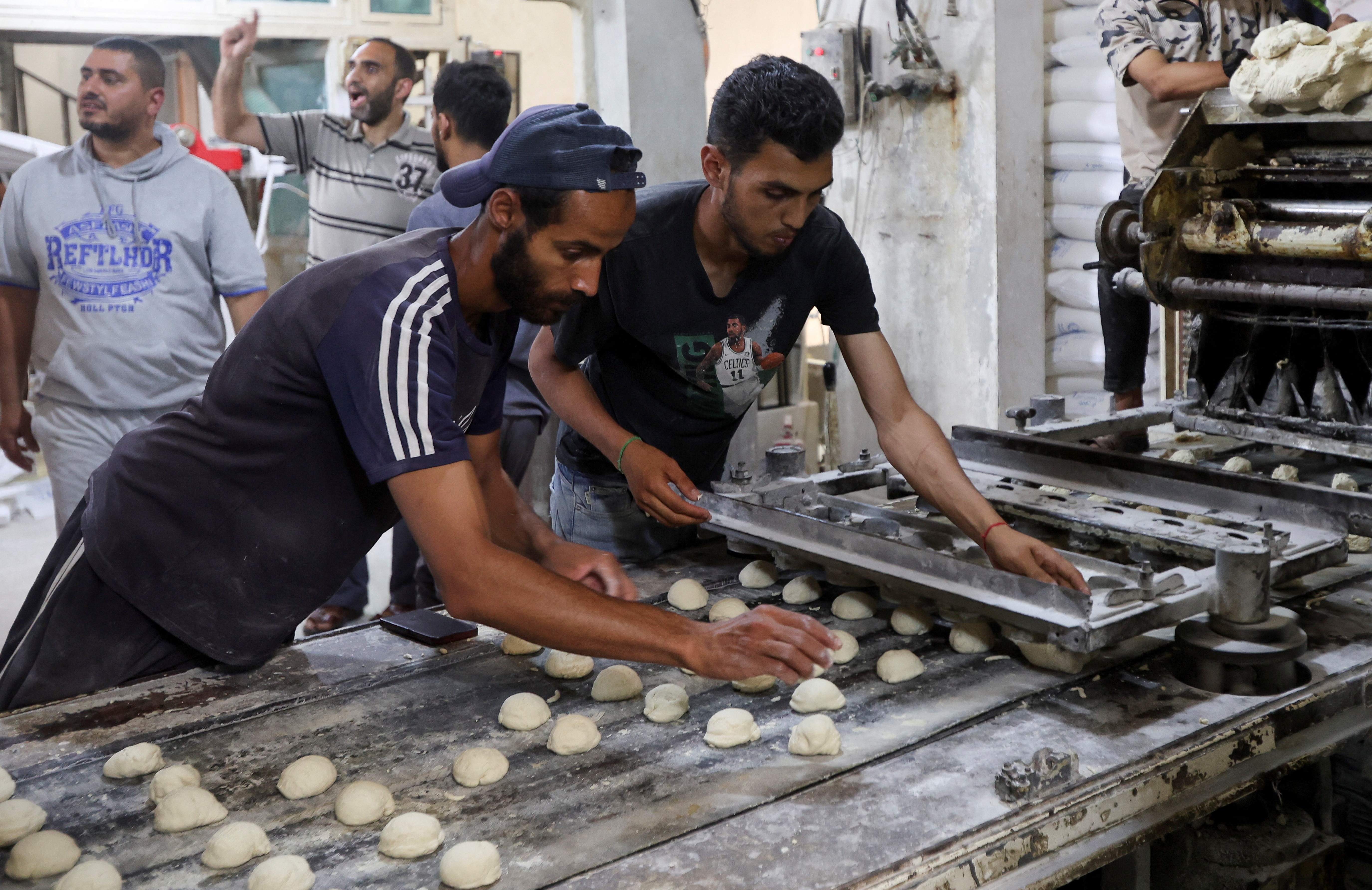 VÍDEO: farinha começa a chegar, e padarias em Gaza reabrem para produzir pão para palestinos