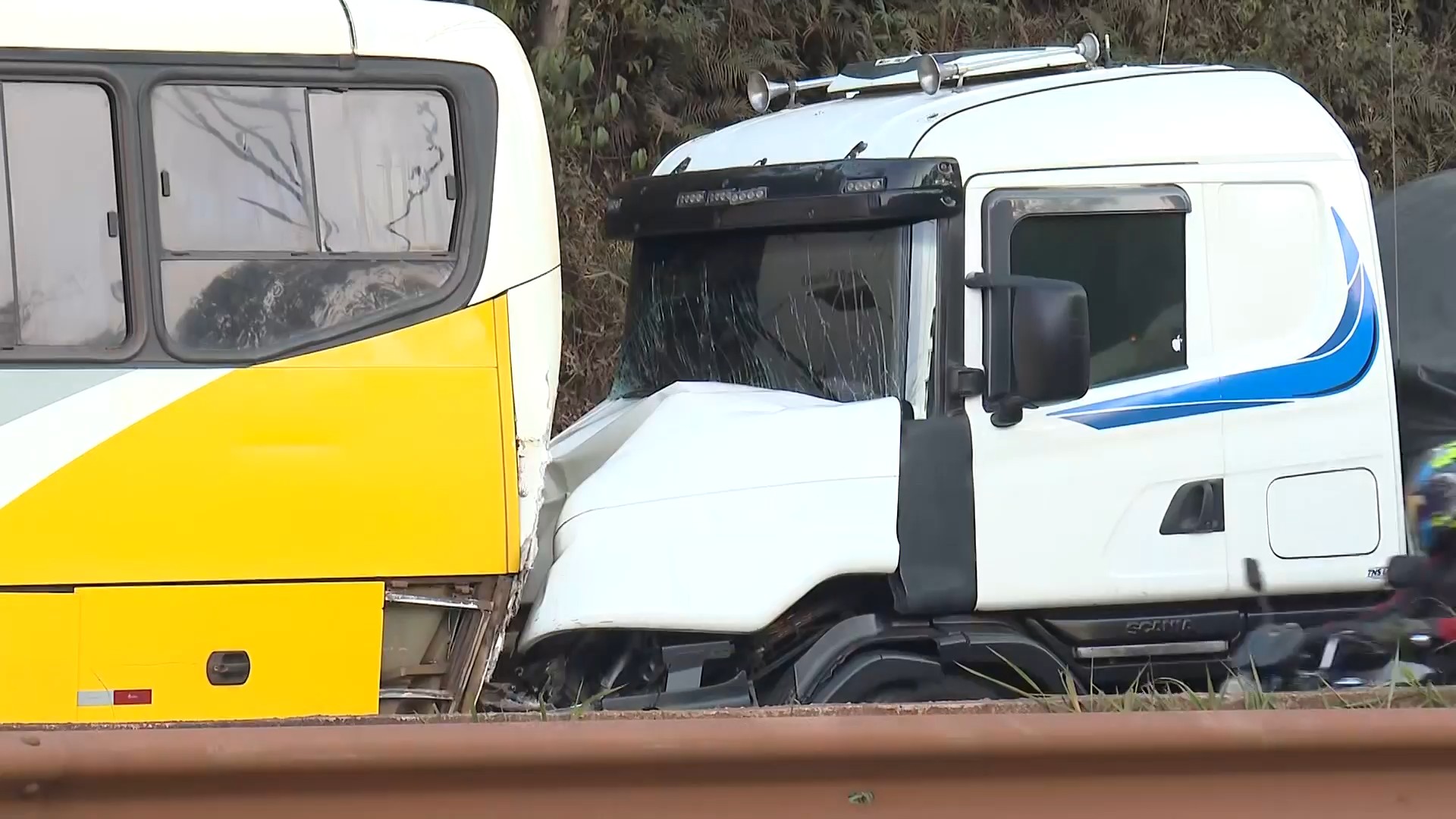 Acidente com ônibus e carreta trava trânsito na BR-040, em Nova Lima
