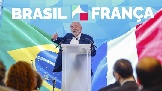 Lula defende viagens ao exterior e diz desconhecer custos: 'Estamos fazendo o que todo presidente precisa fazer' - Presidente afirmou que compromissos internacionais rendem investimentos ao Brasil. Petista cumpre agenda na França e já visitou mais de 30 países desde 2023.