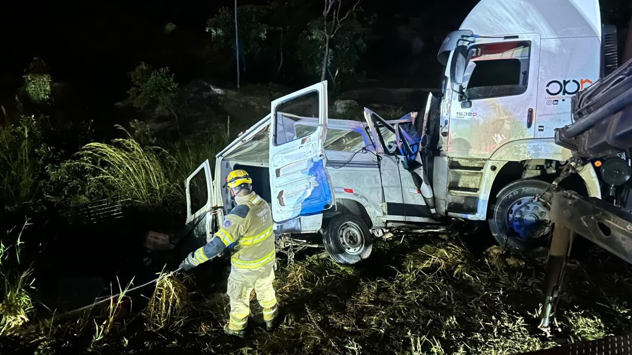 Acidente com van e caminhão deixa 9 mortos na BR-251, em MG: o que se sabe e o que falta esclarecer 