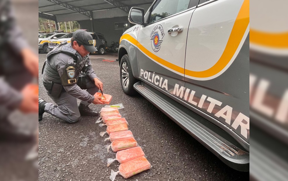2 de 2
Na Rodovia Raposo Tavares, em Presidente Prudente, a polícia localizou 11,1 quilos de pasta base de cocaína no tanque de um carro — Foto: Polícia Rodoviária/Divulgação