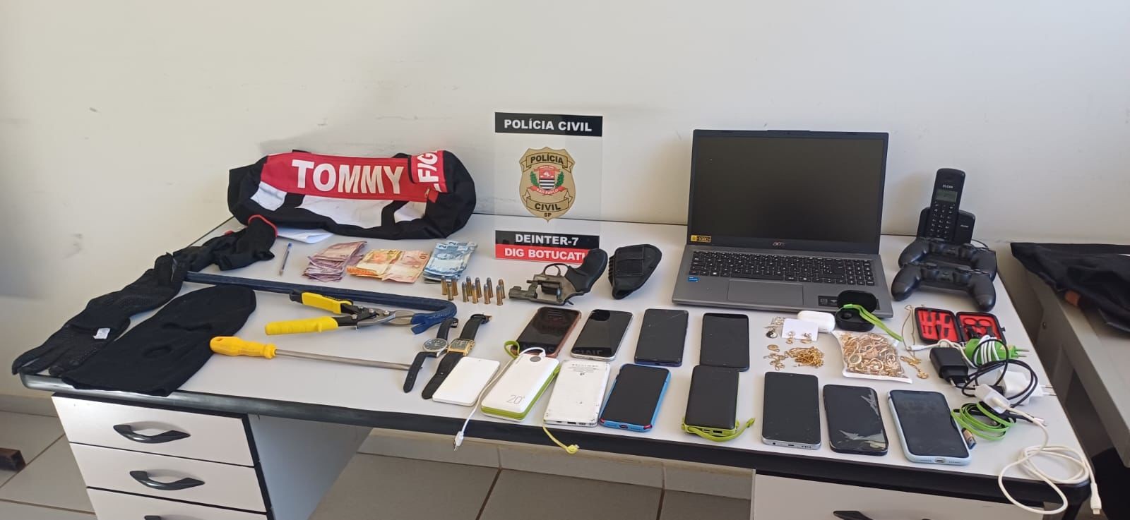 Operação contra roubos a residências prende 7 pessoas e apreende armas e joias em Botucatu