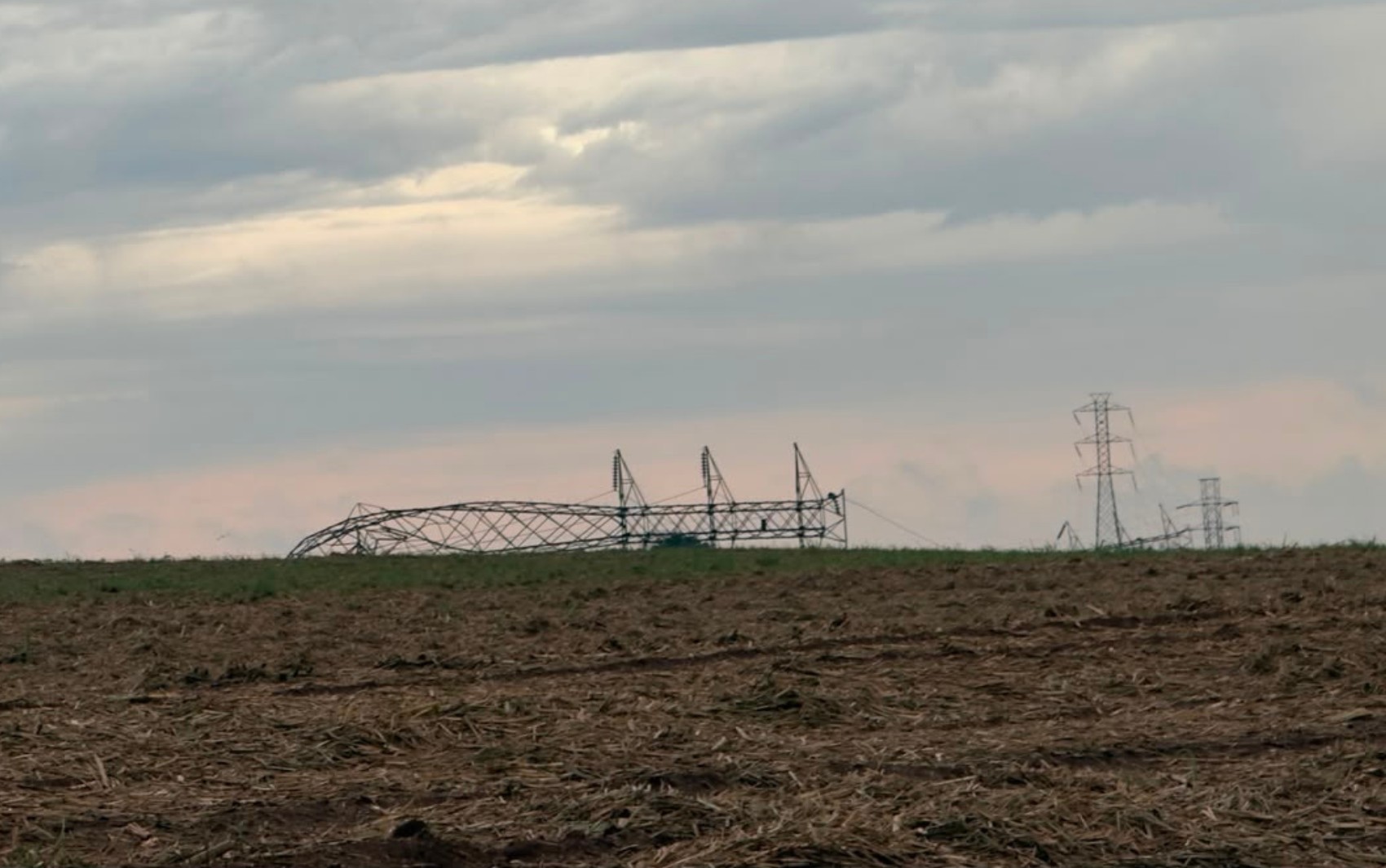 'Nunca vi acontecer isso', diz produtor rural sobre queda de torres de alta tensão após temporal no interior de SP