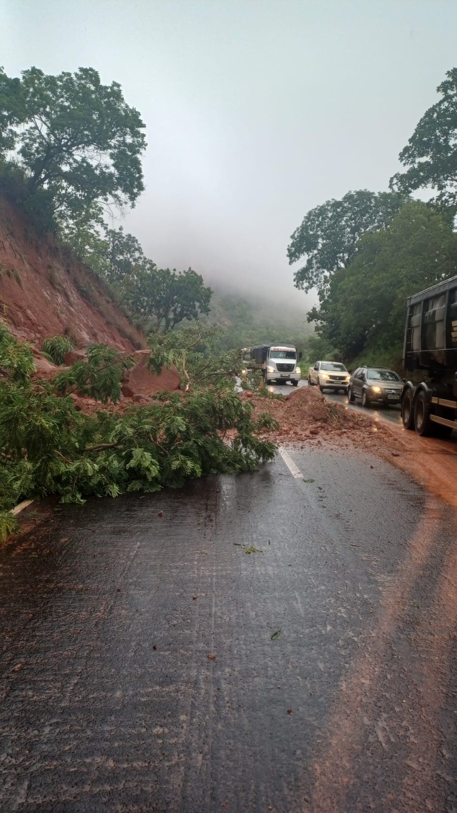 VÍDEO: chuva causa deslizamento de terra na Serra da Petrovina e interdita parte de rodovia em MT