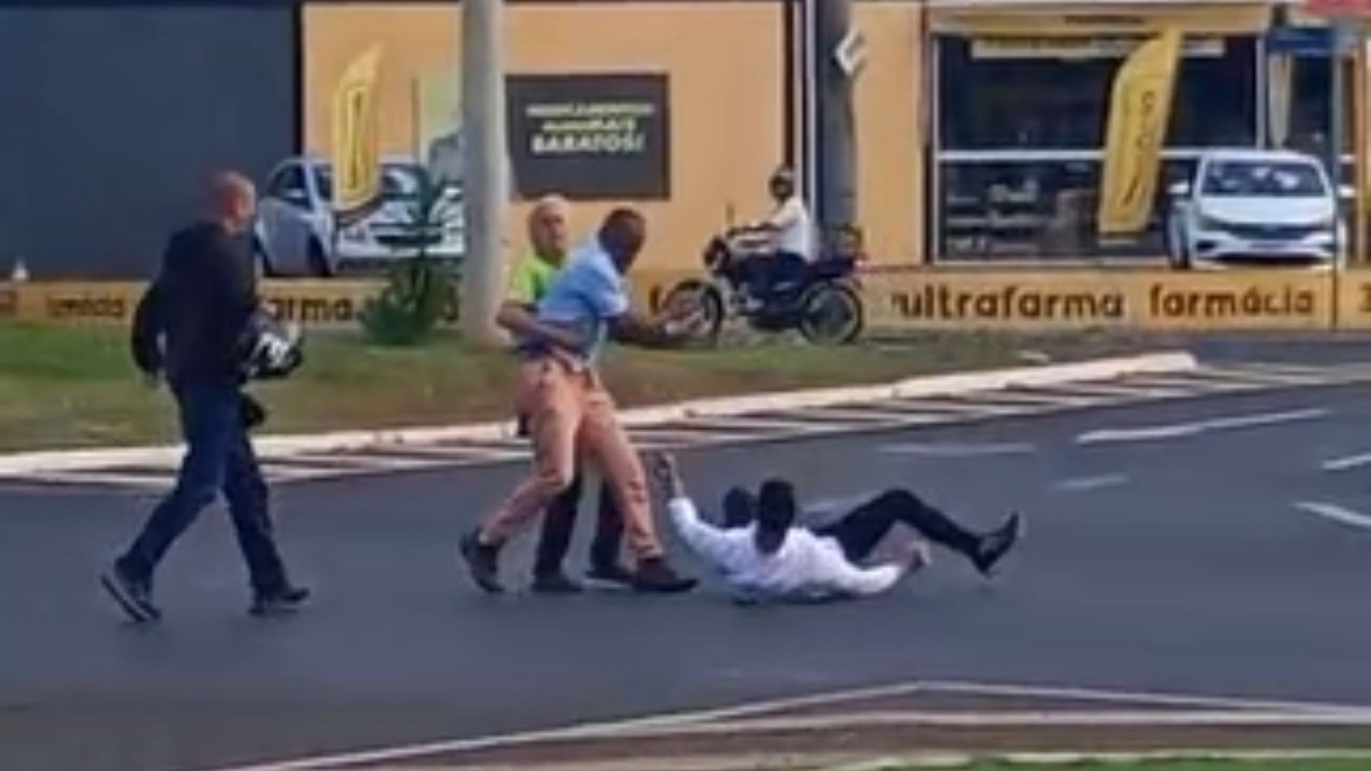 VÍDEO: Motoristas brigam após batida em uma das vias mais movimentadas de Uberaba