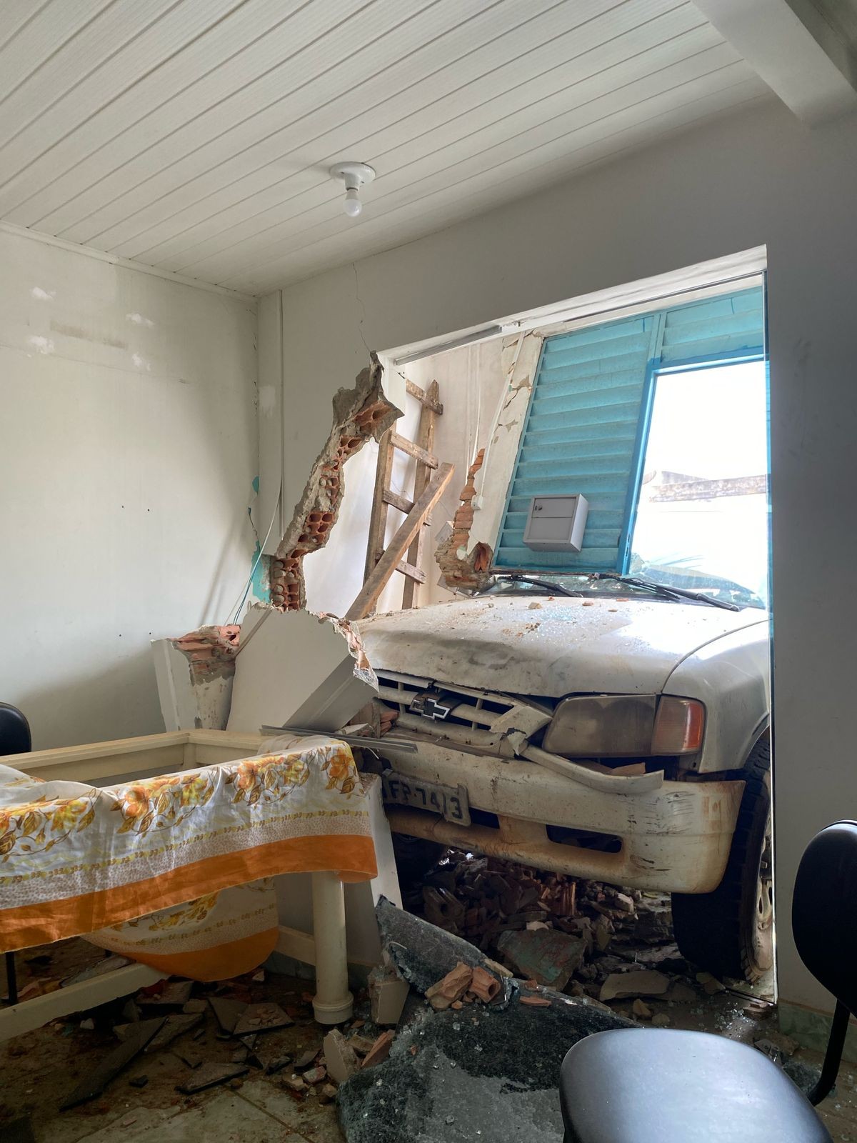 Caminhonete perde freio e invade residência em Porto Velho