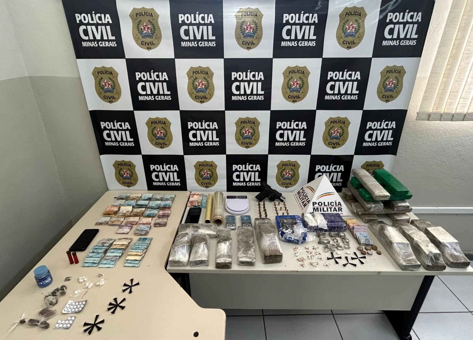 Operação de combate ao tráfico apreende R$ 36 mil, 20 quilos de drogas, arma e munições em Araçuaí