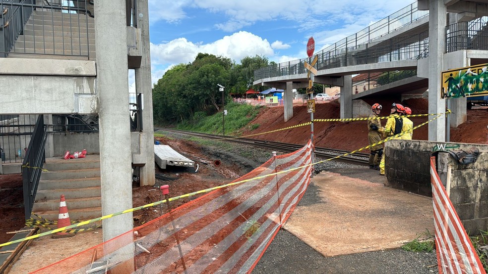 Quatro pessoas ficaram feridas em queda de passarela em São José do Rio Preto (SP) — Foto: TV TEM / Gridania Brait