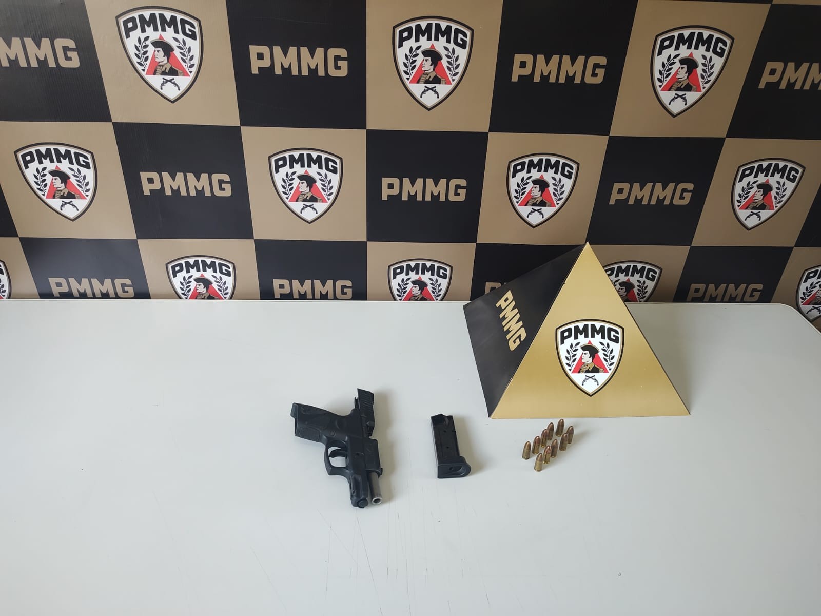 Comerciante vai ao quartel da PM para reconhecer suspeito de furto e acaba preso com arma furtada em MG